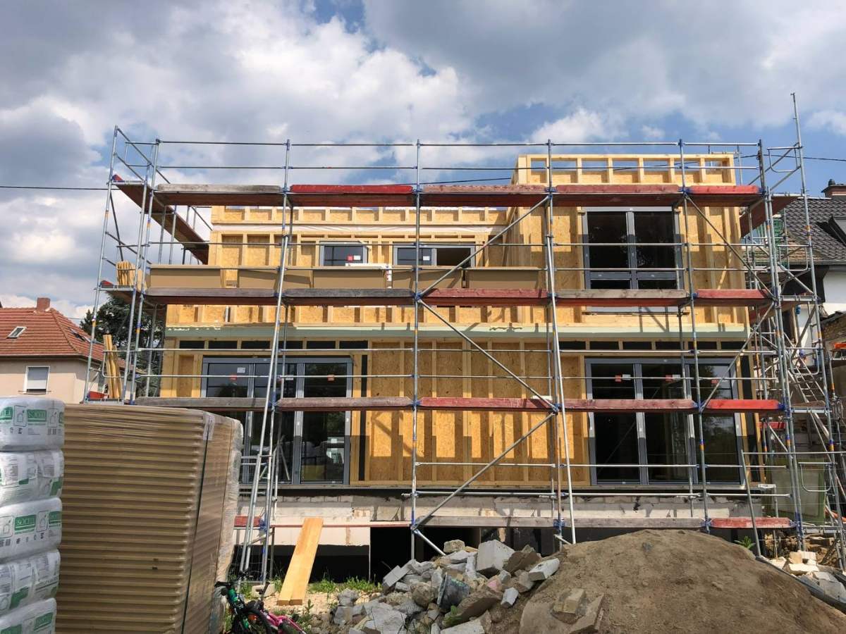 Aufstockung in Holzrahmenbauweise mit Gerüst