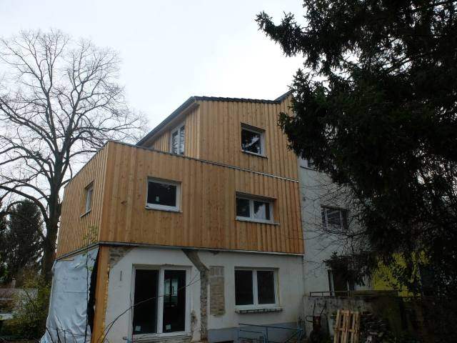 Wohnhaus mit neuer Holzfassade aus senkrechter Lärchenschalung
