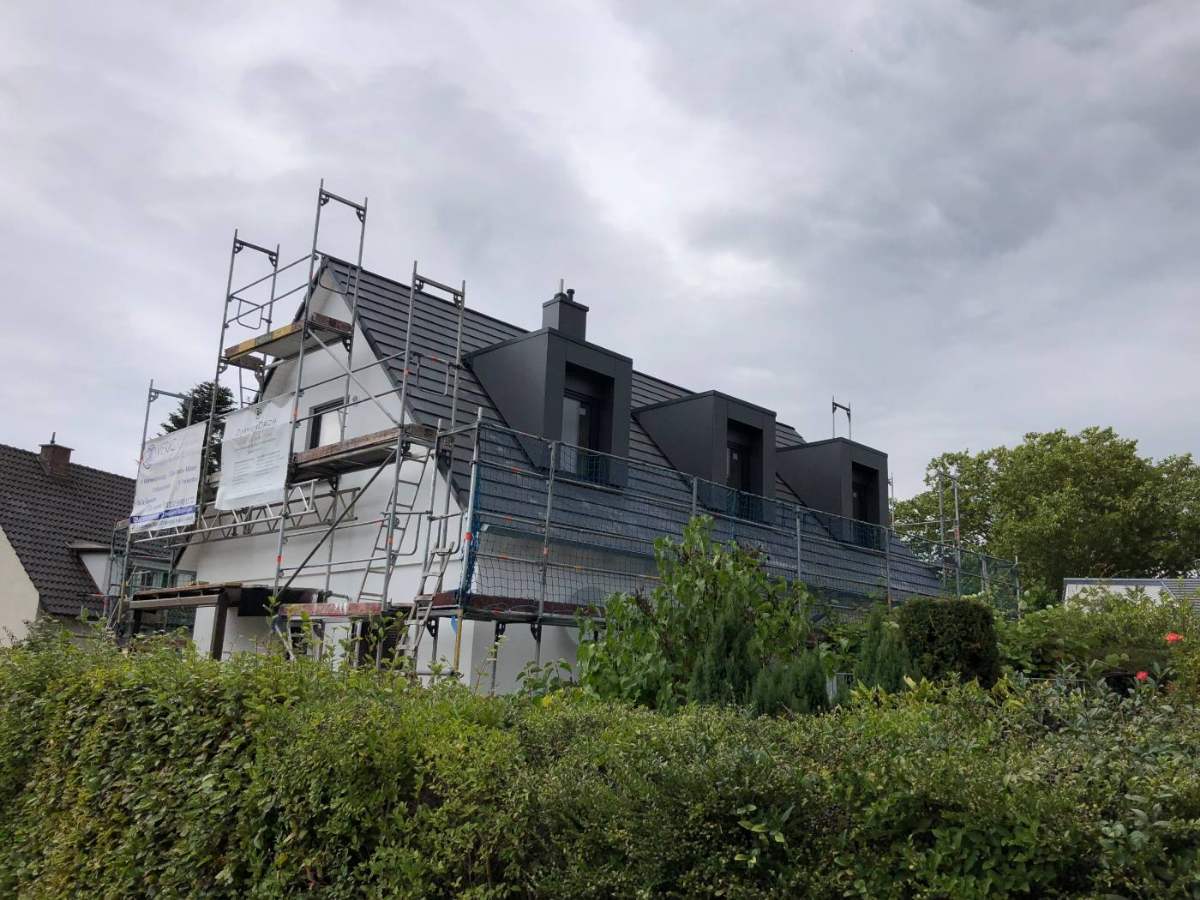 Wohnhaus mit eingerüstetem neuen Dach