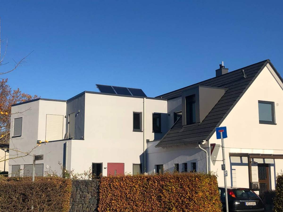 Modernes Haus mit neuem Satteldach und Flachdachanbau