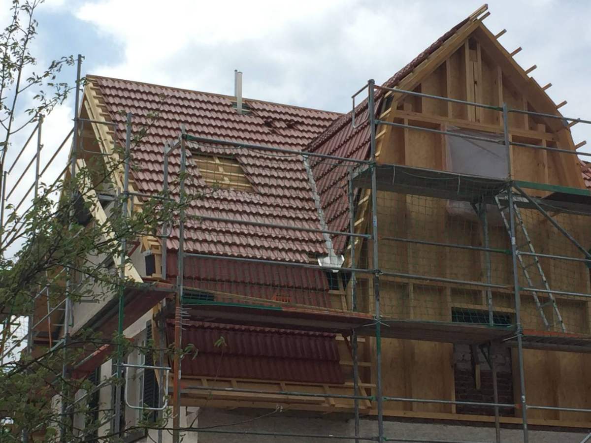Giebel in Holzrahmenbau an einem Bestandsgebäude mit Ziegeldach